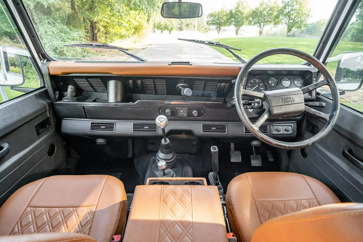 Land-Rover-Defender-1991-SUV-16