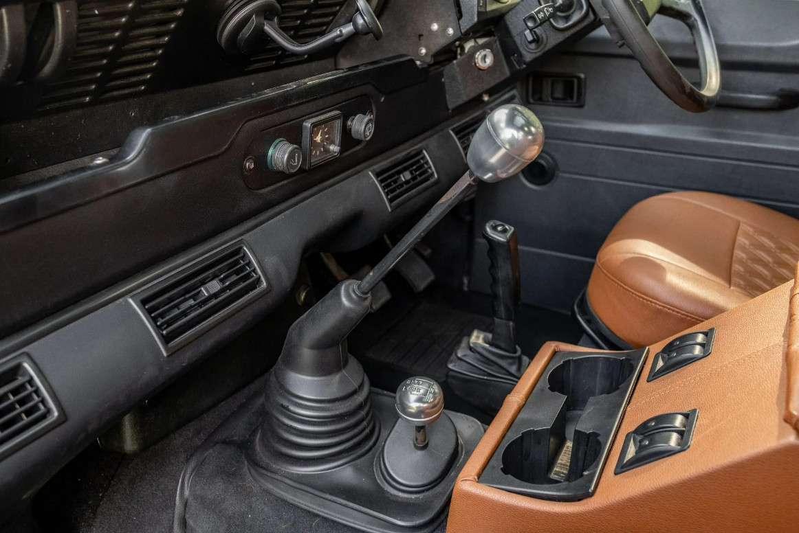 Land-Rover-Defender-1991-SUV-21
