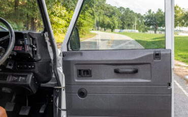 Land-Rover-Defender-1991-SUV-23