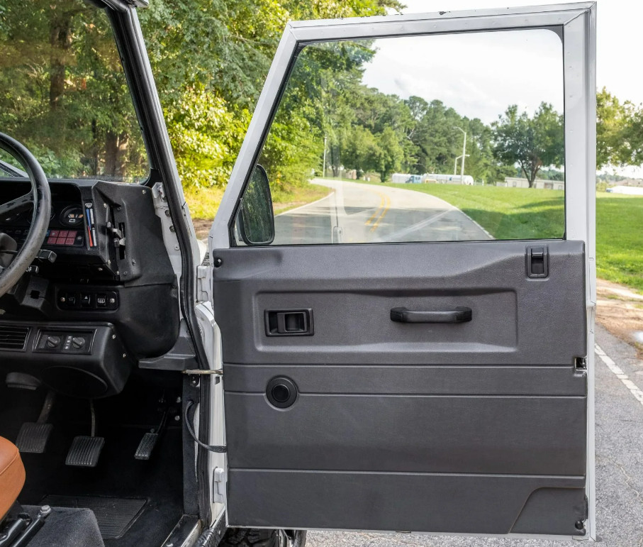 Land-Rover-Defender-1991-SUV-23