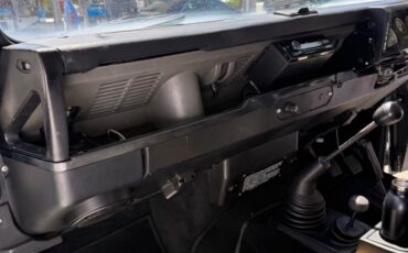 Land-Rover-Defender-1993-16