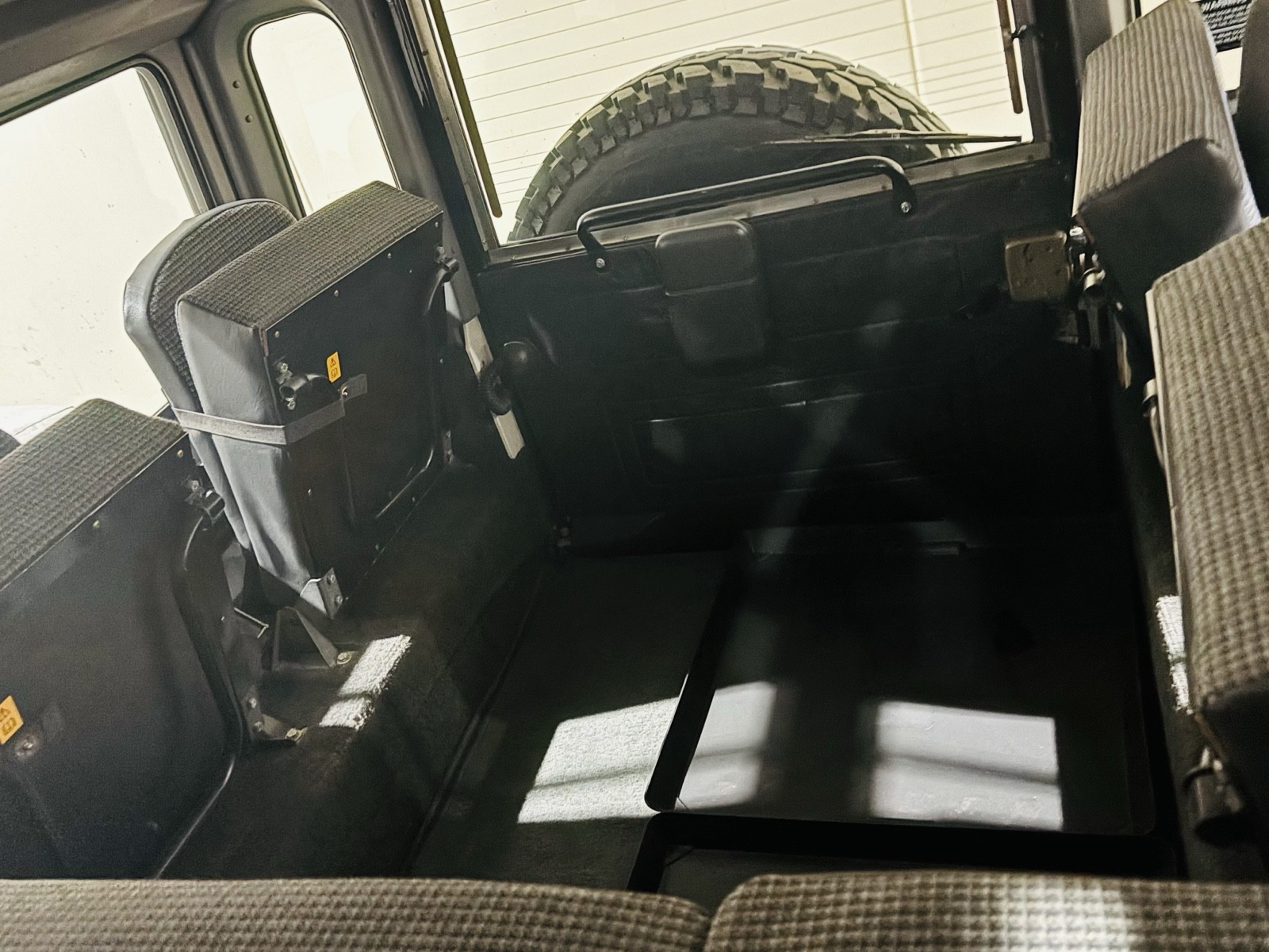 Land-Rover-Defender-1993-24