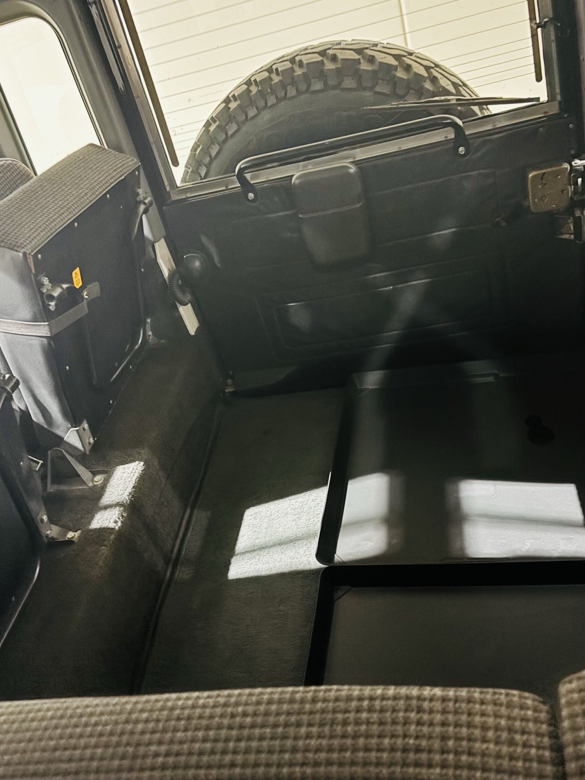 Land-Rover-Defender-1993-25