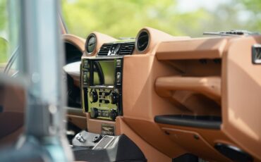 Land-Rover-Defender-1993-34