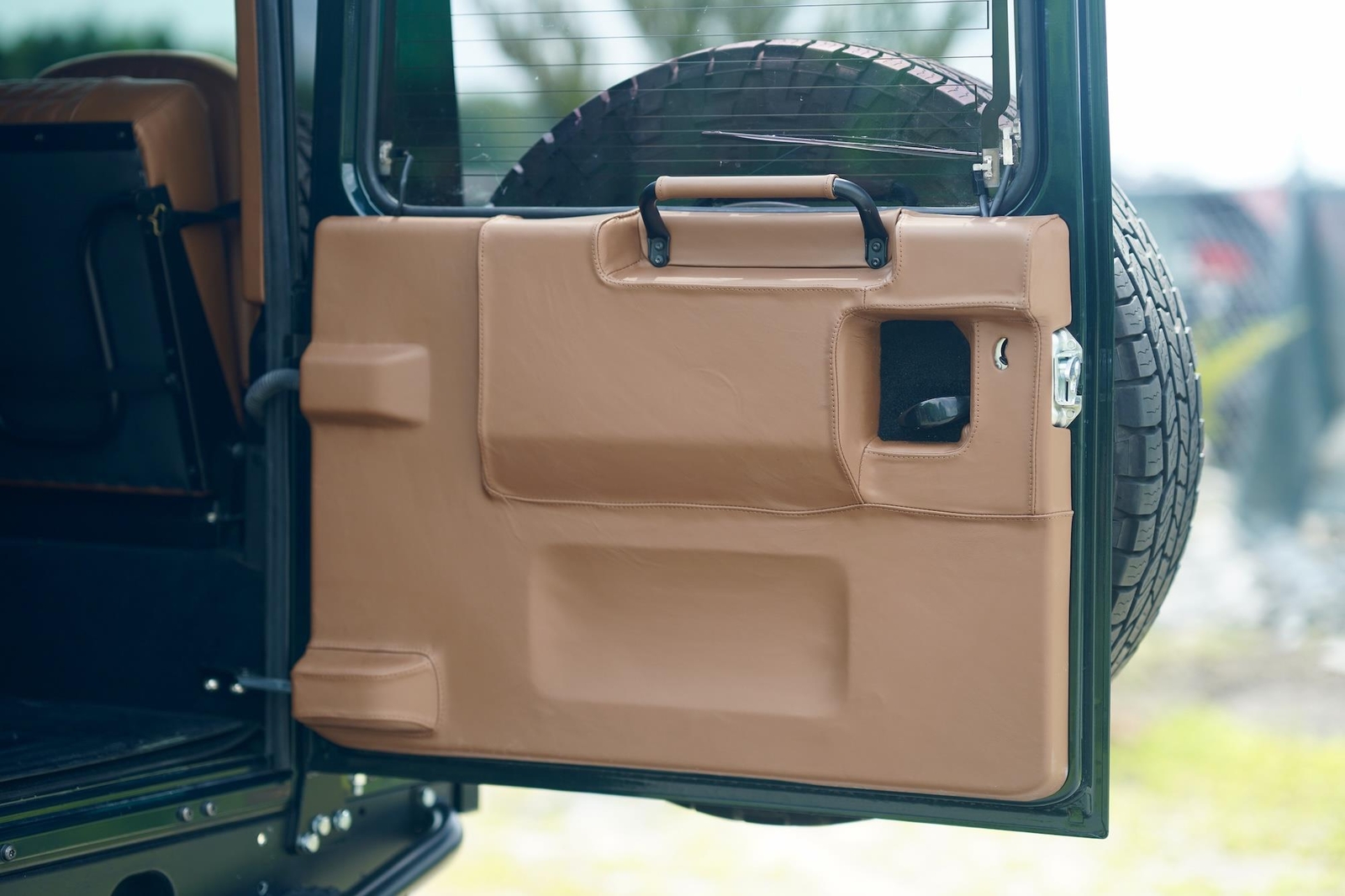 Land-Rover-Defender-1993-35