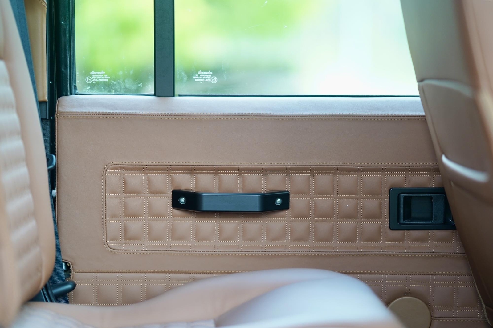 Land-Rover-Defender-1993-37