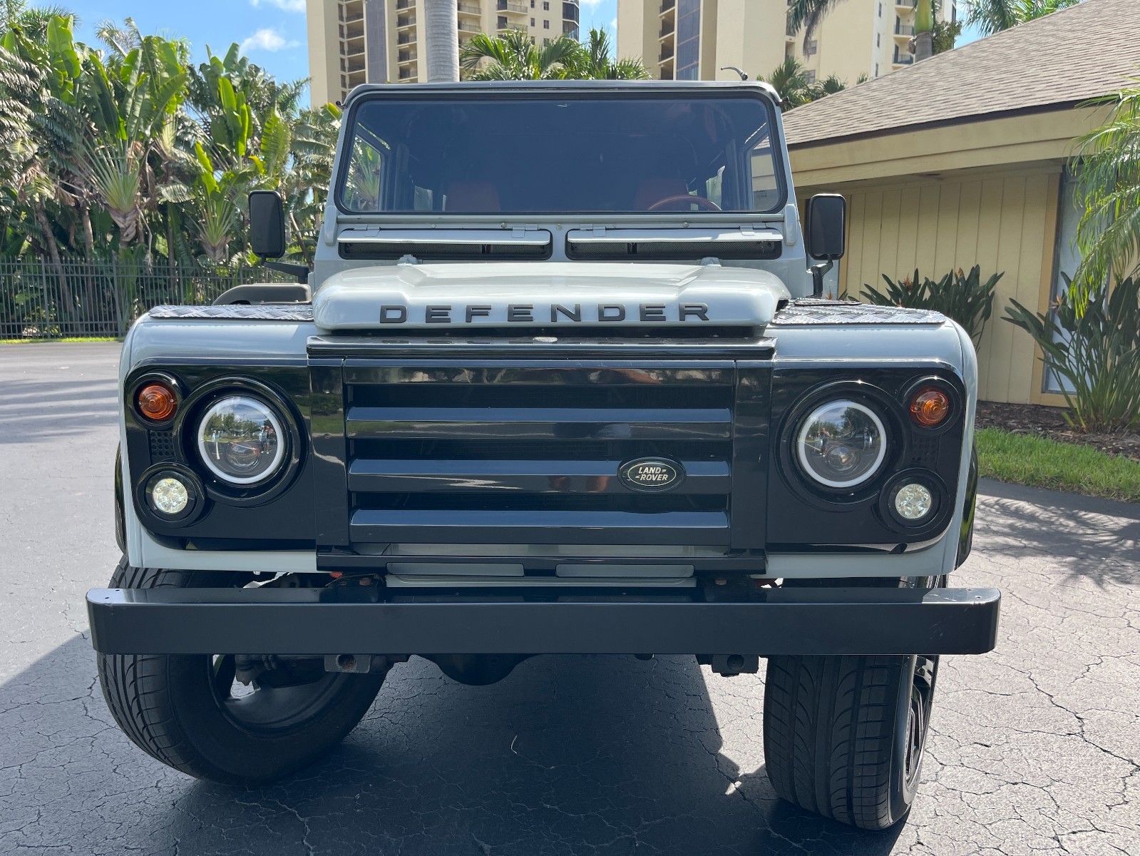 Land-Rover-Defender-1993-SUV-1