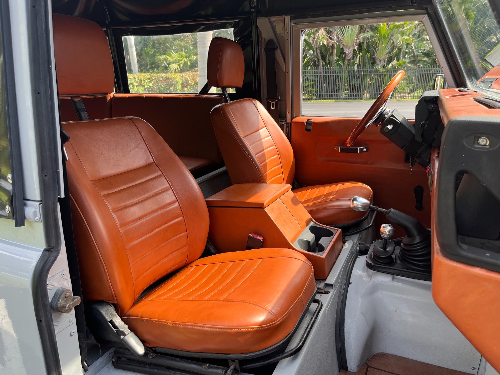 Land-Rover-Defender-1993-SUV-14