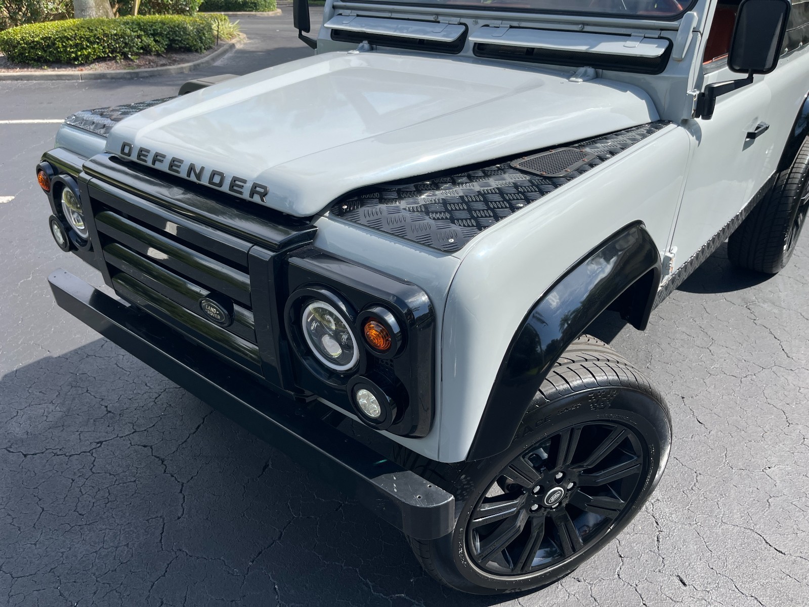 Land-Rover-Defender-1993-SUV-3