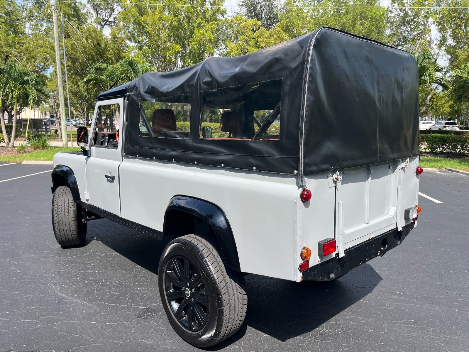 Land-Rover-Defender-1993-SUV-5