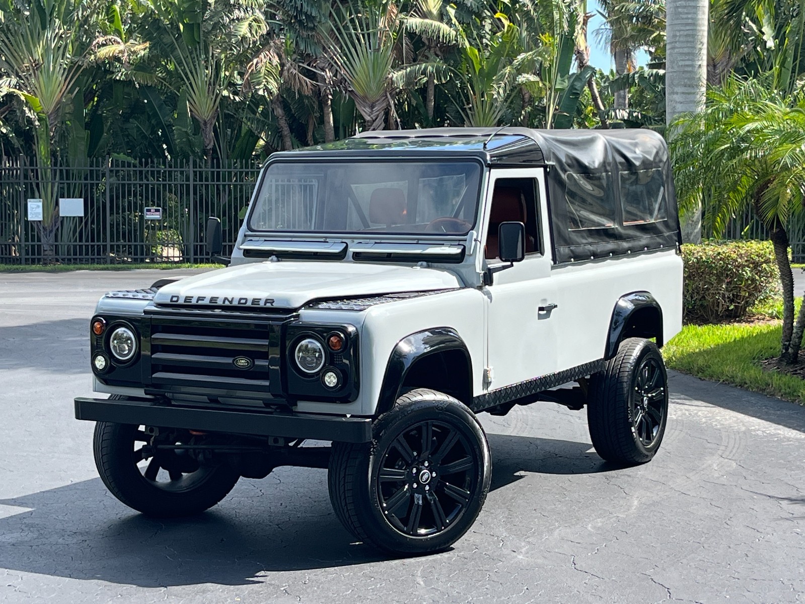 Land-Rover-Defender-1993-SUV