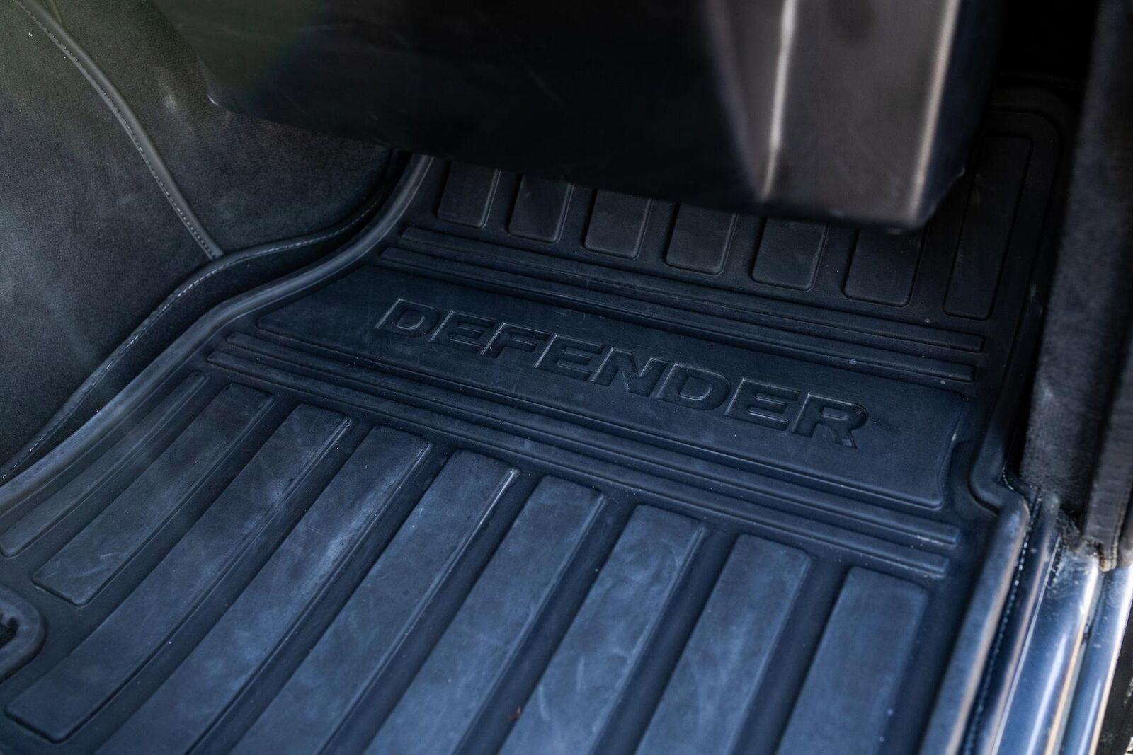 Land-Rover-Defender-1995-Station-Wagon-11