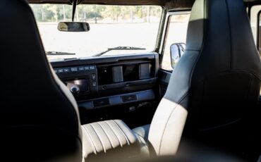 Land-Rover-Defender-1995-Station-Wagon-33