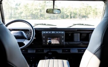 Land-Rover-Defender-1995-Station-Wagon-9