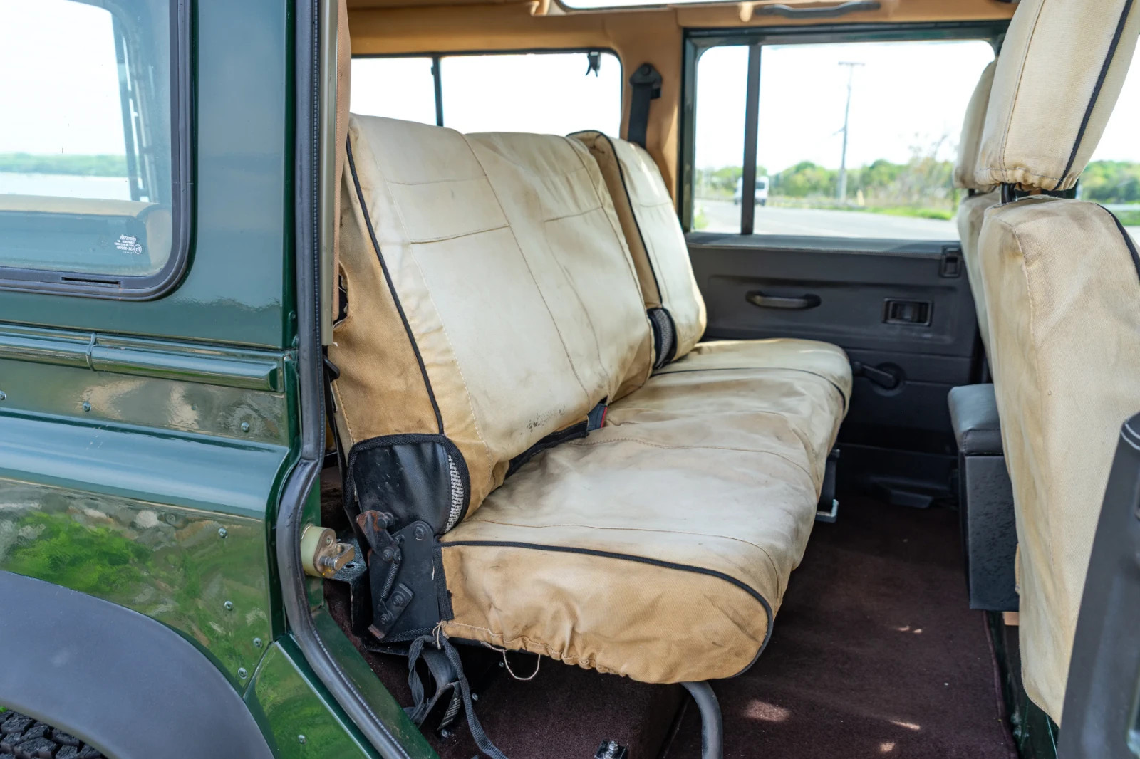 Land-Rover-Defender-1996-19