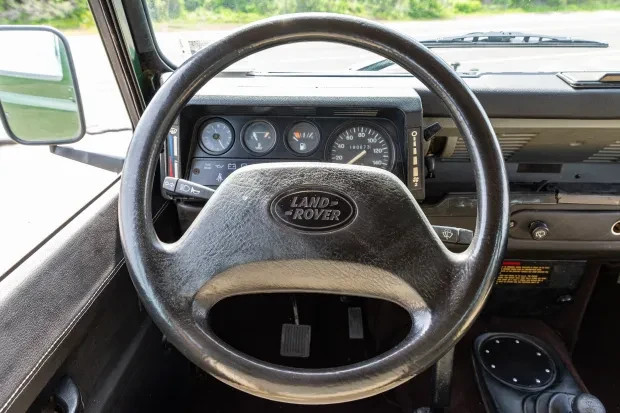 Land-Rover-Defender-1996-23