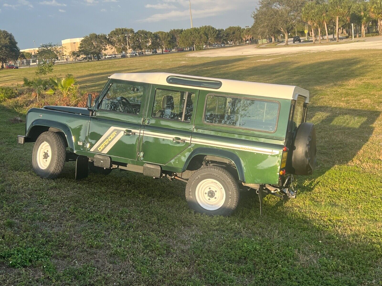 Land-Rover-Defender-1996-SUV-1