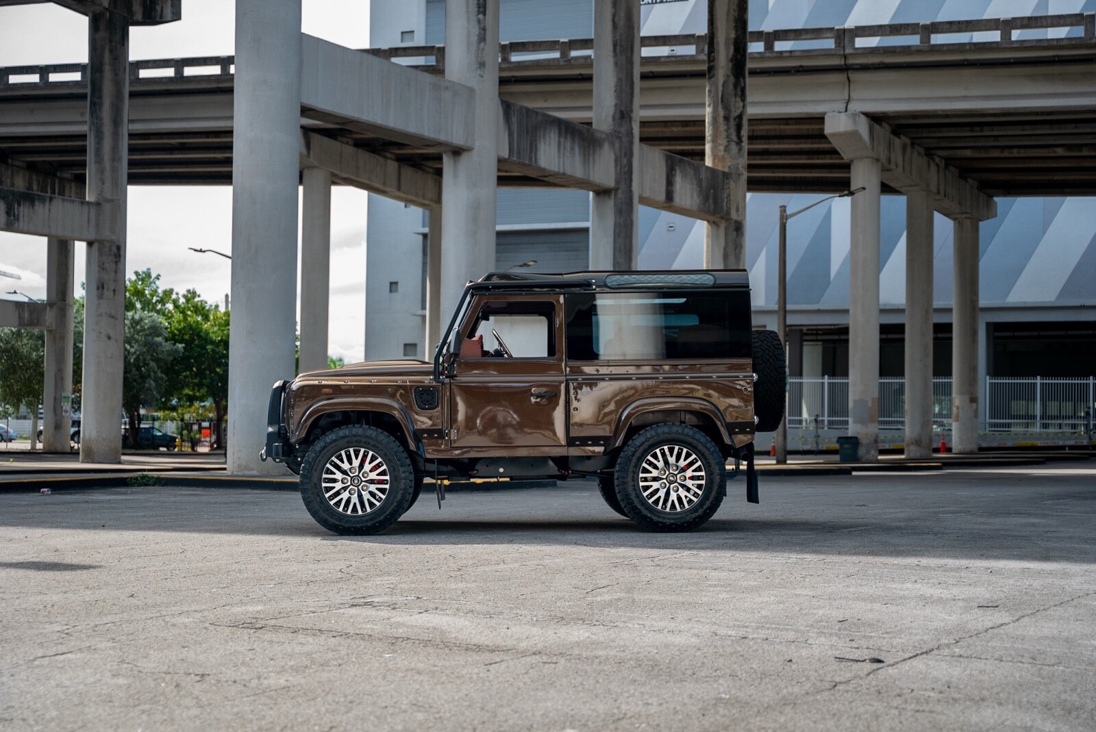 Land-Rover-Defender-1996-SUV-1