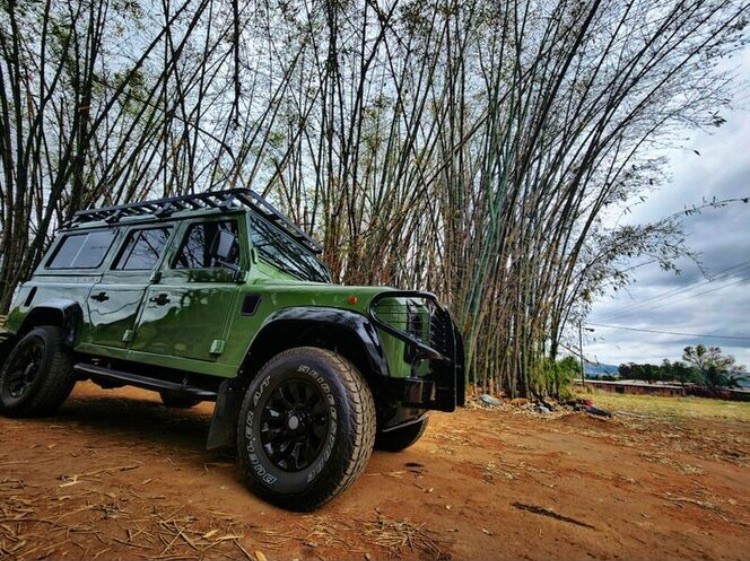 Land-Rover-Defender-1996-SUV-1