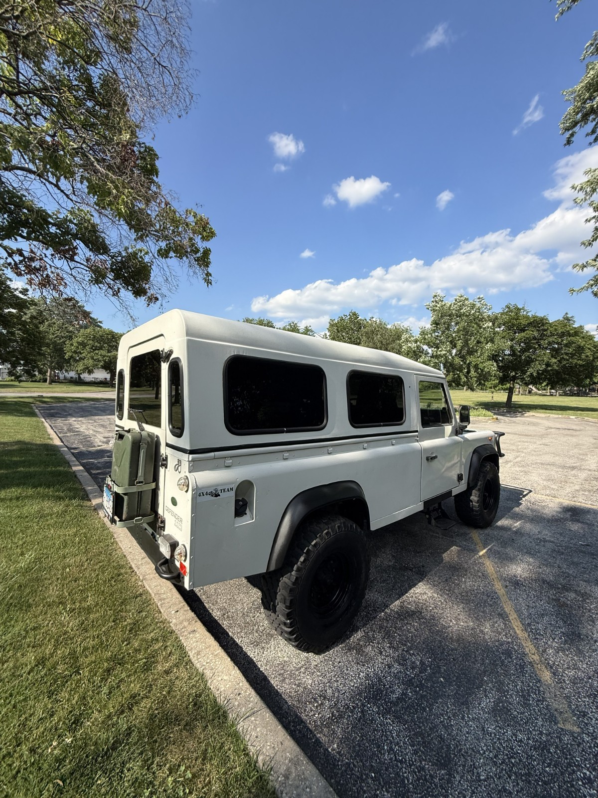Land-Rover-Defender-1996-SUV-1