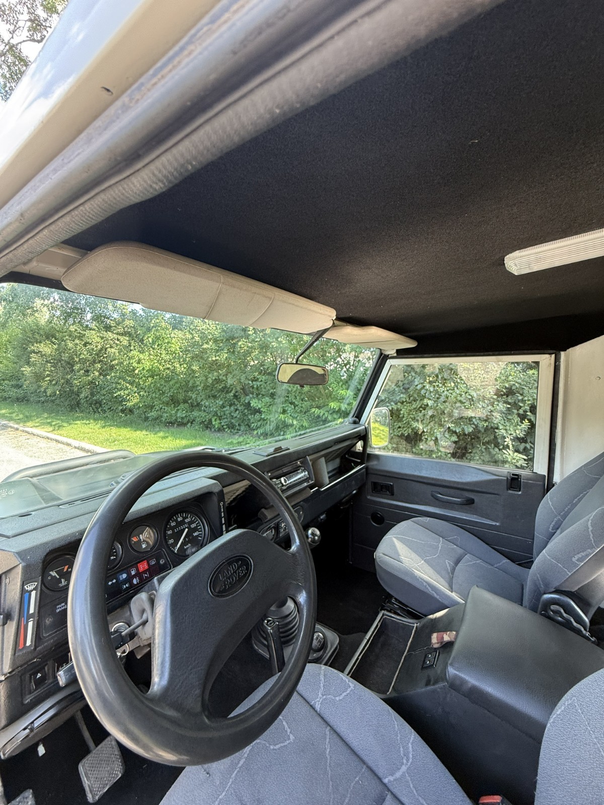 Land-Rover-Defender-1996-SUV-10