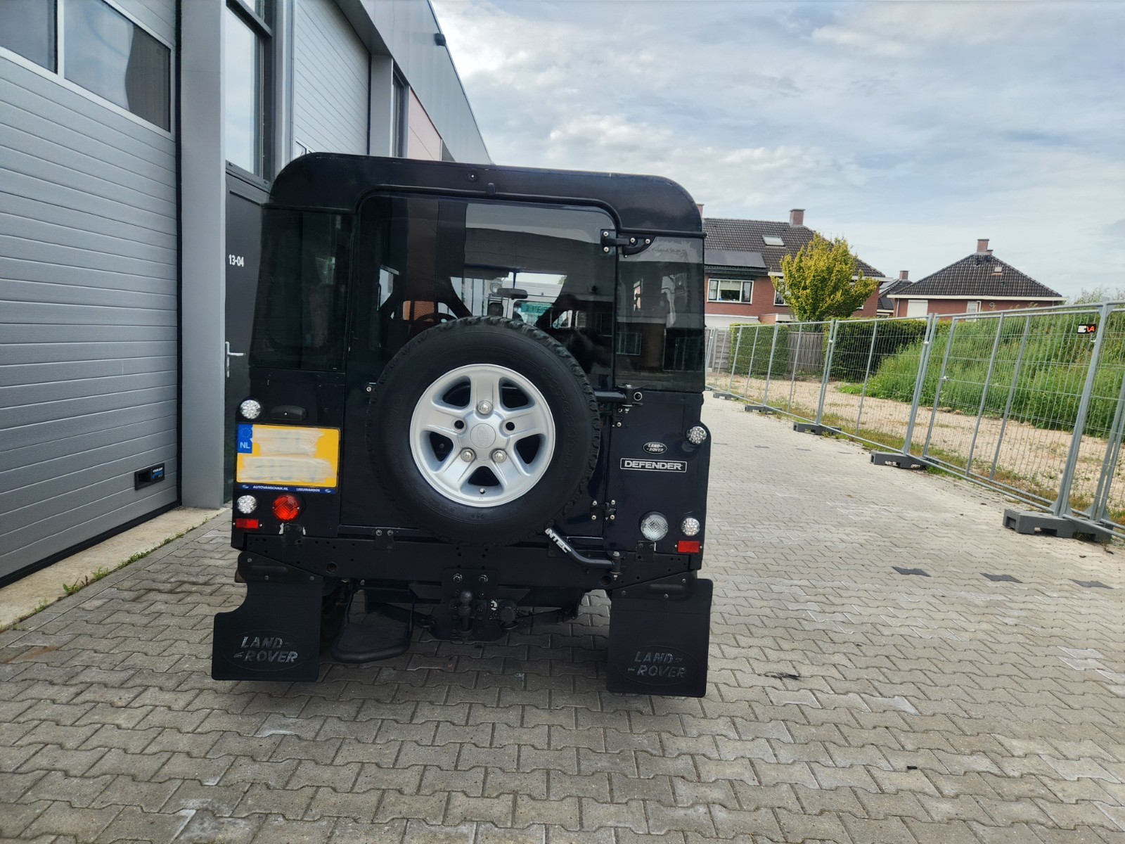 Land-Rover-Defender-1996-SUV-11
