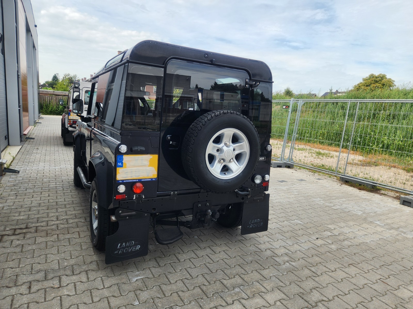 Land-Rover-Defender-1996-SUV-13