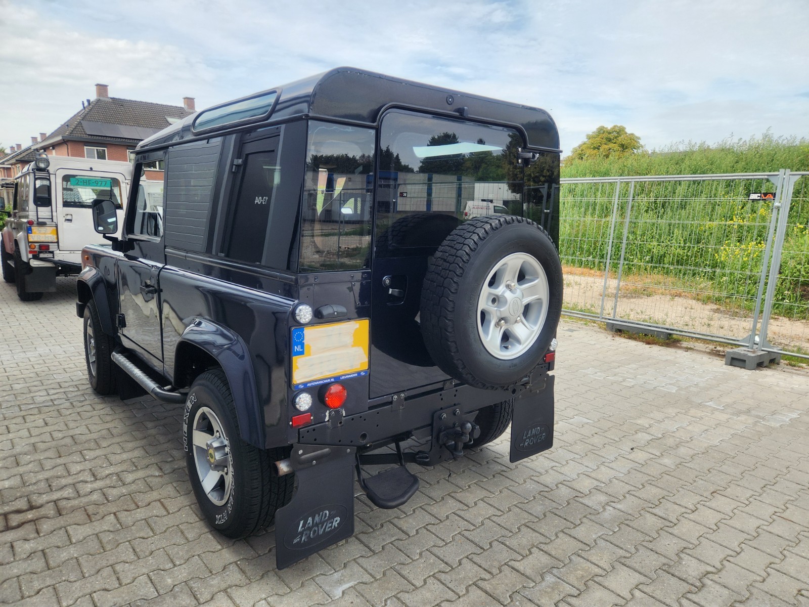 Land-Rover-Defender-1996-SUV-14