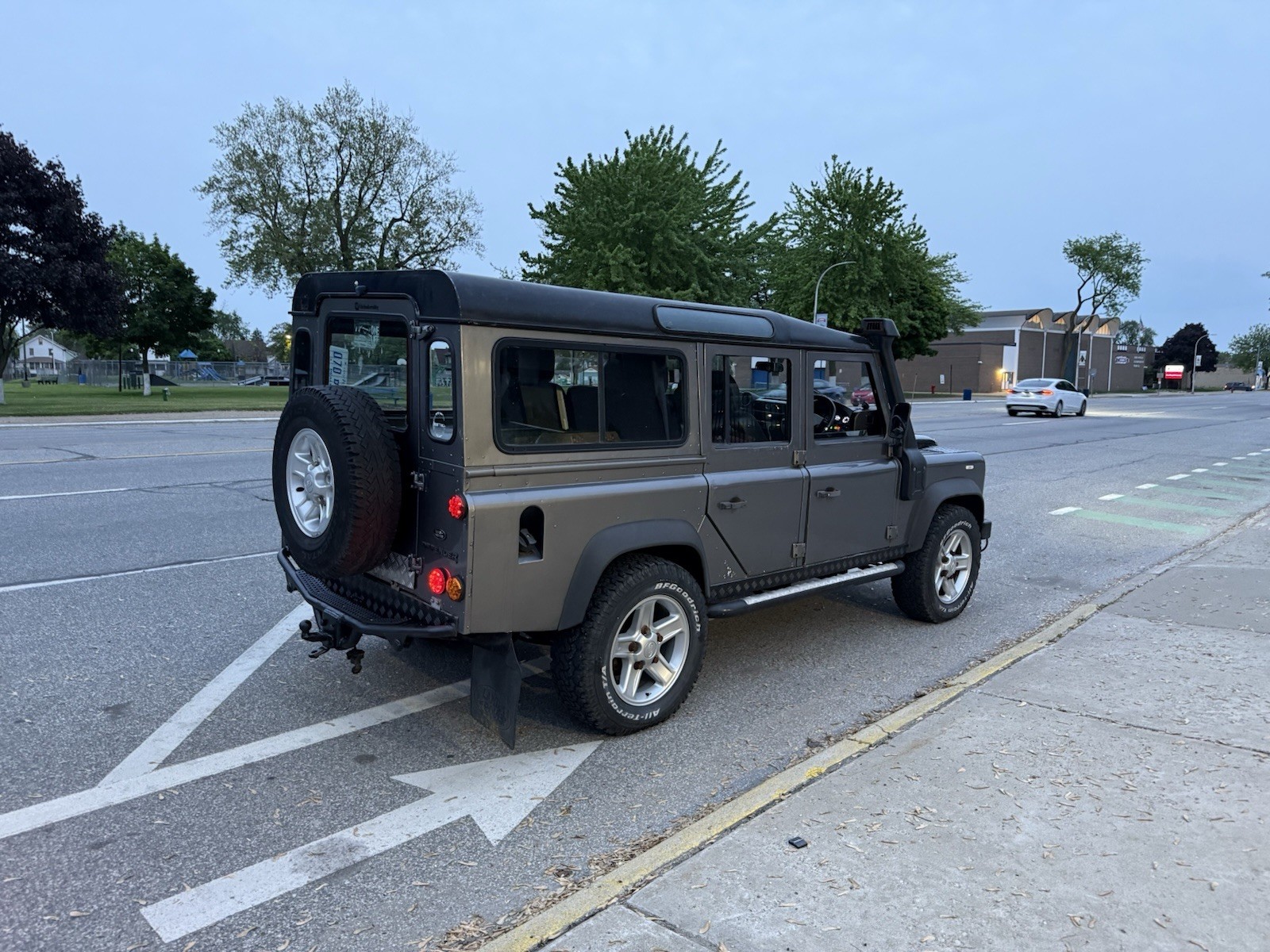 Land-Rover-Defender-1996-SUV-18