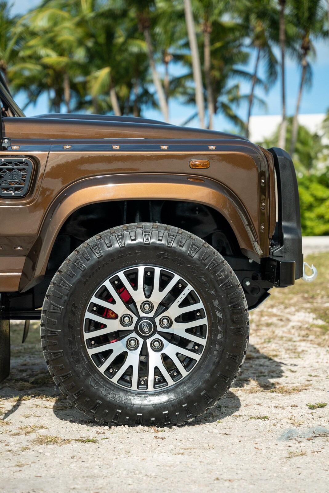 Land-Rover-Defender-1996-SUV-2