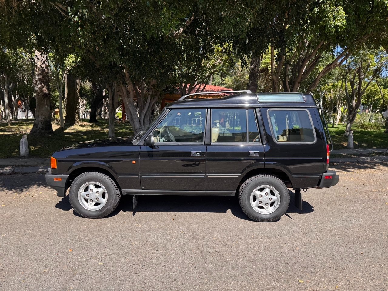 Land-Rover-Discovery-1996-SUV-4
