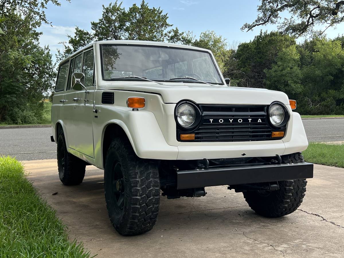 Land-cruiser-fj55-1969-white-7