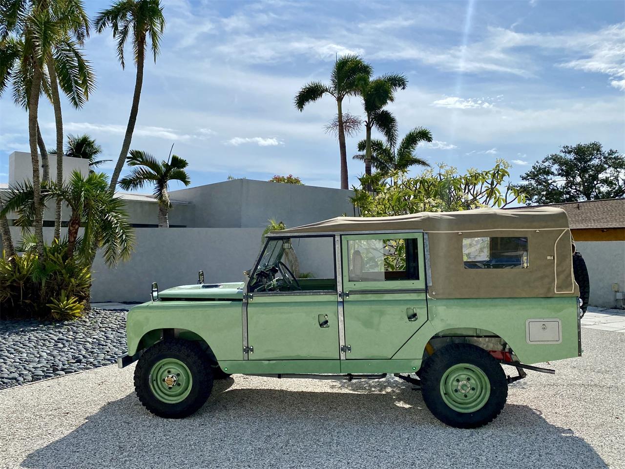 Land-rover-Series-iia-1961-Green-Beige-10