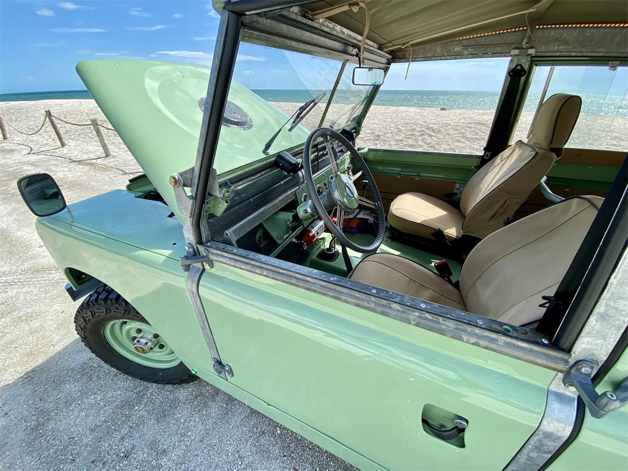 Land-rover-Series-iia-1961-Green-Beige-12