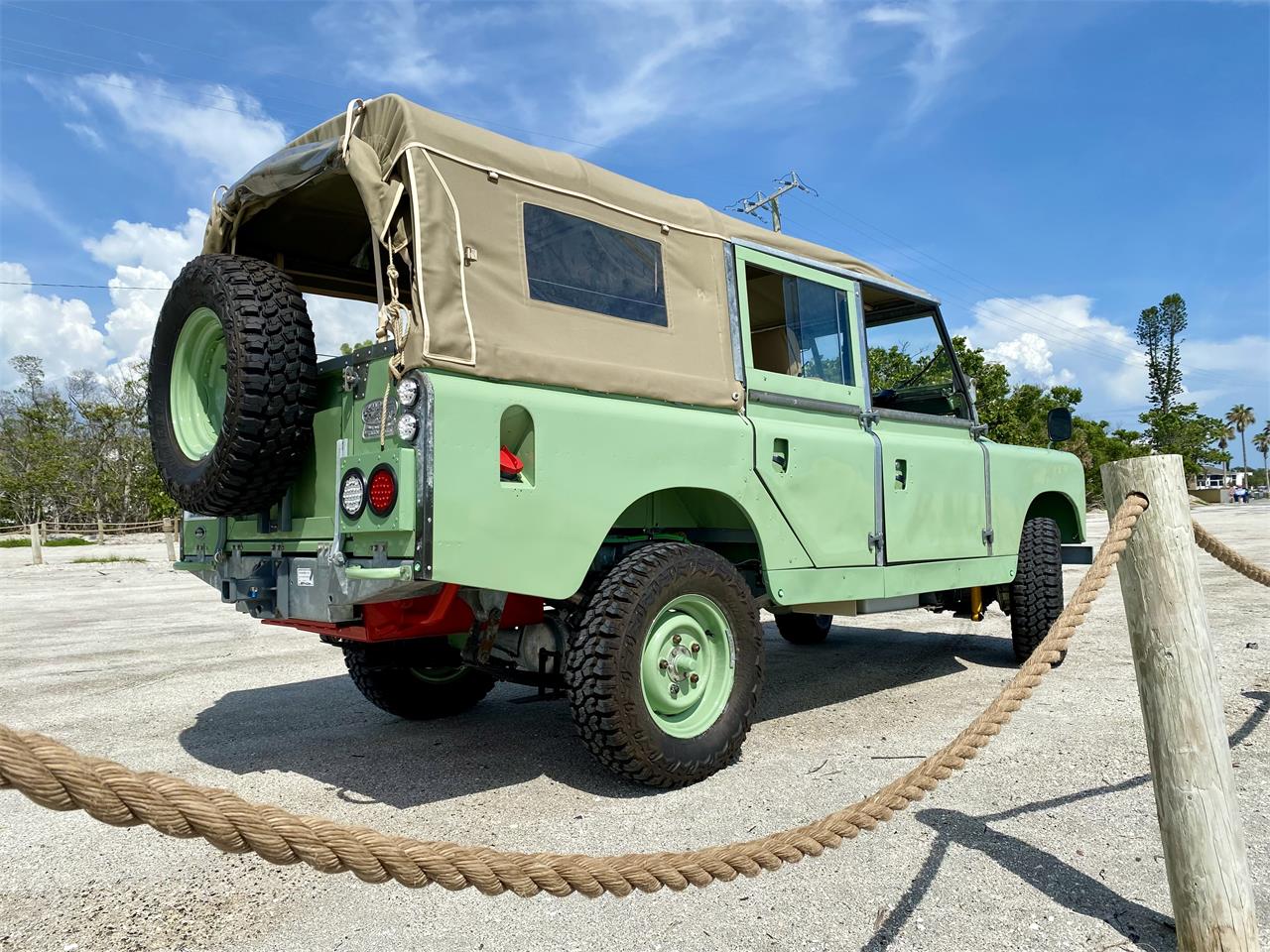 Land-rover-Series-iia-1961-Green-Beige-18