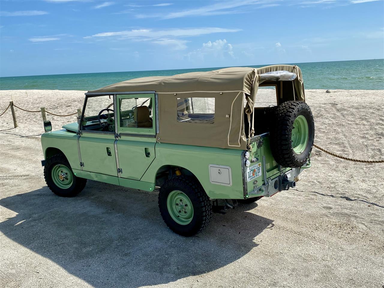Land-rover-Series-iia-1961-Green-Beige-19