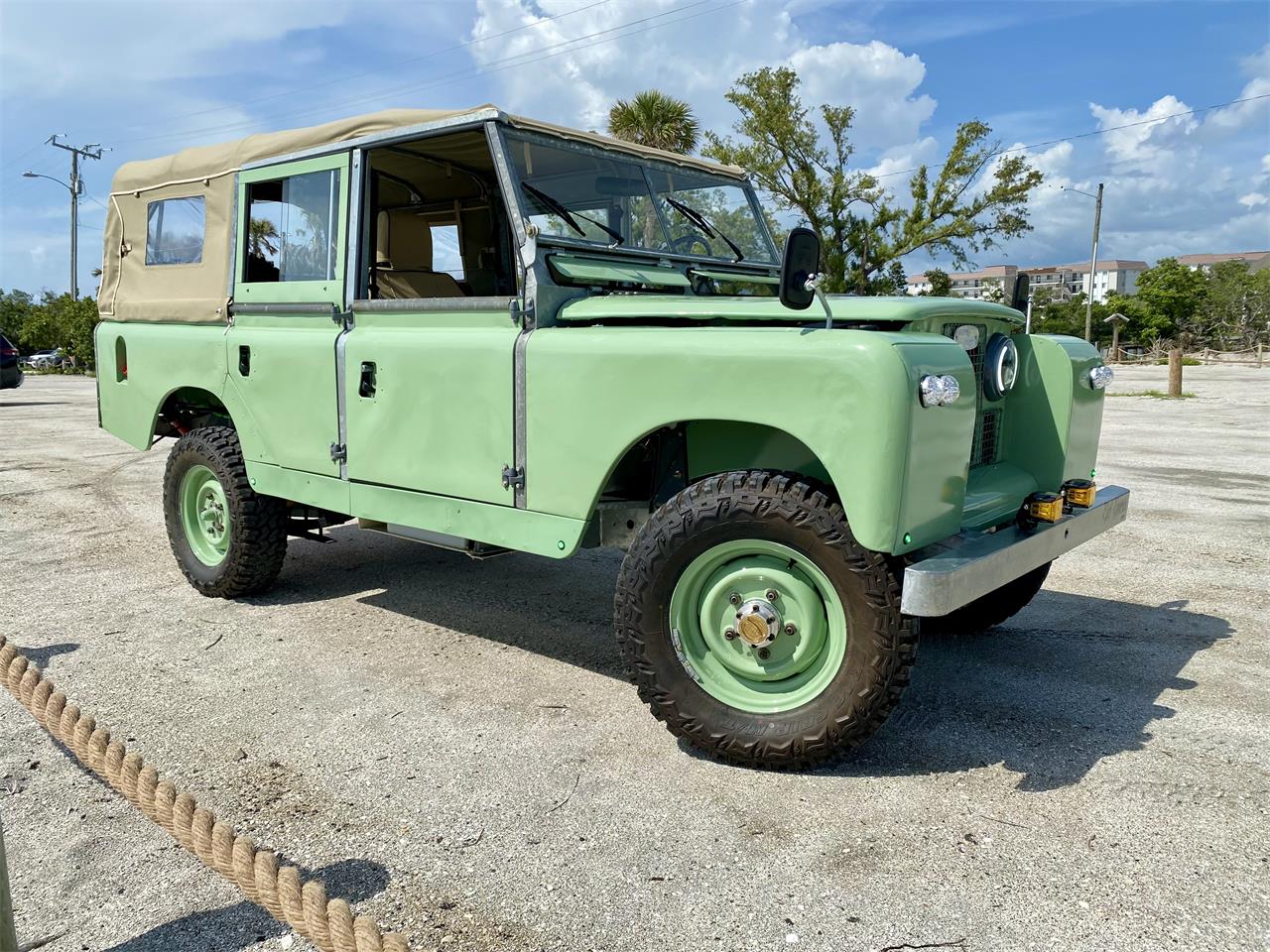Land-rover-Series-iia-1961-Green-Beige-2