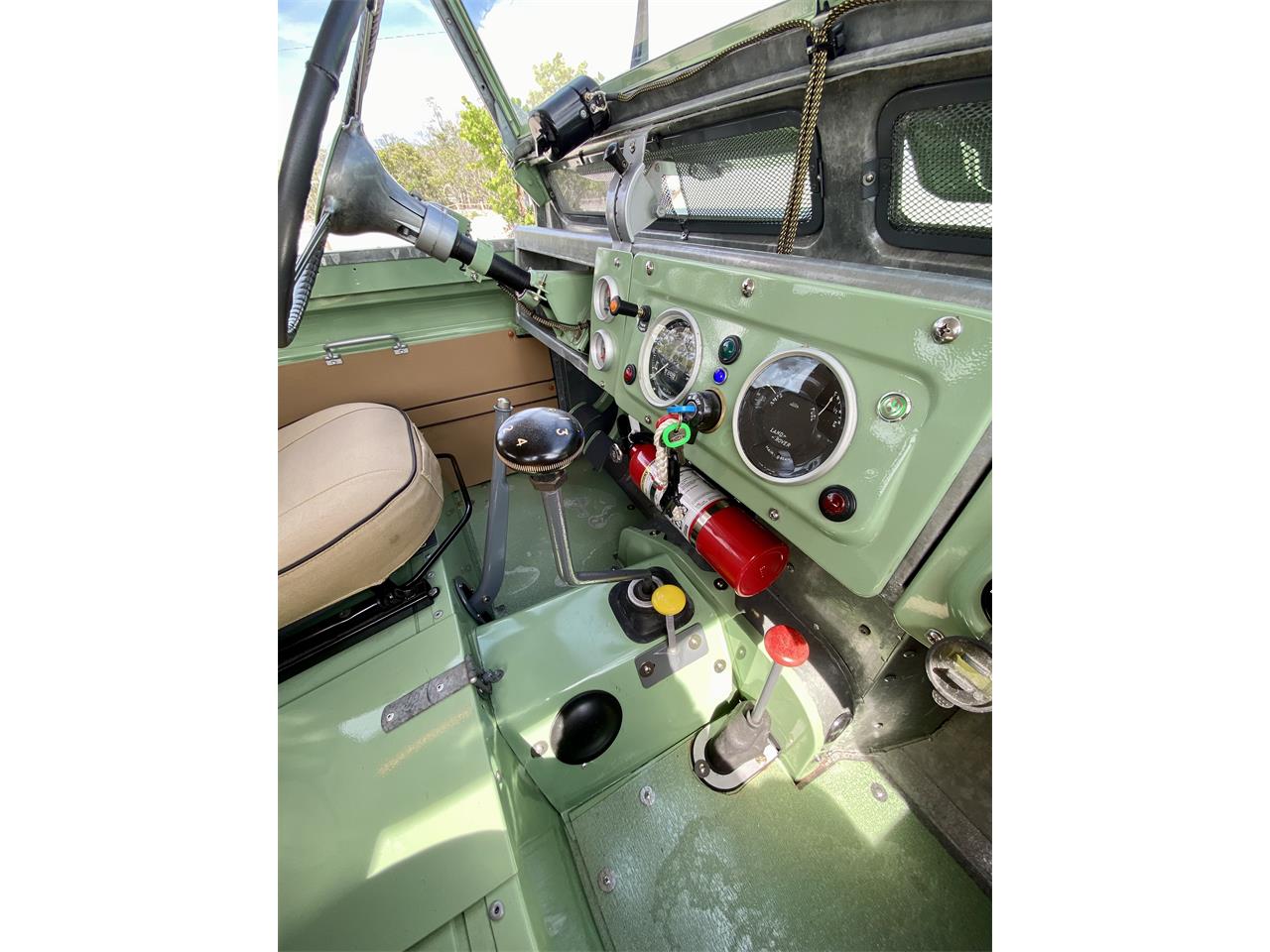 Land-rover-Series-iia-1961-Green-Beige-23