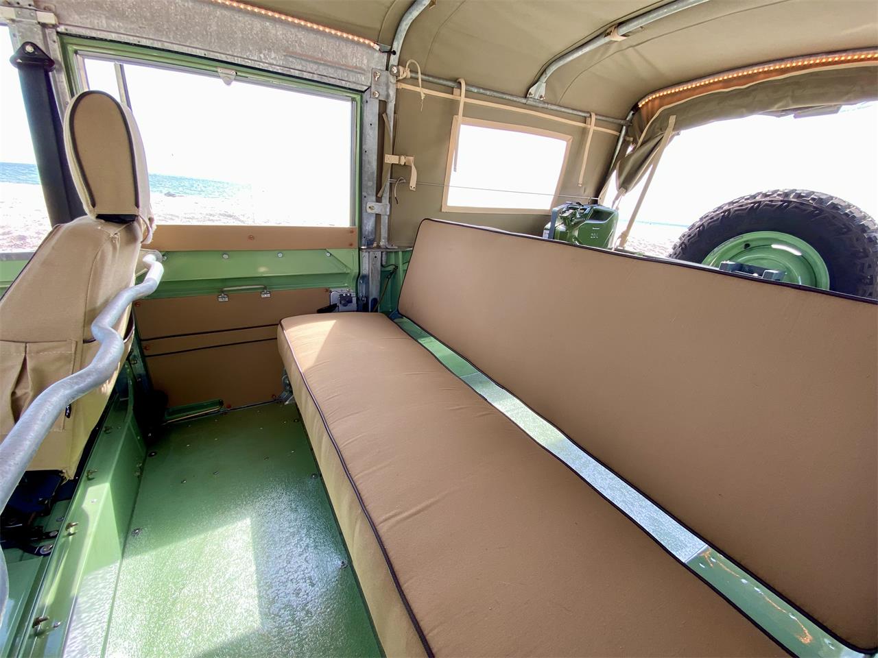 Land-rover-Series-iia-1961-Green-Beige-24