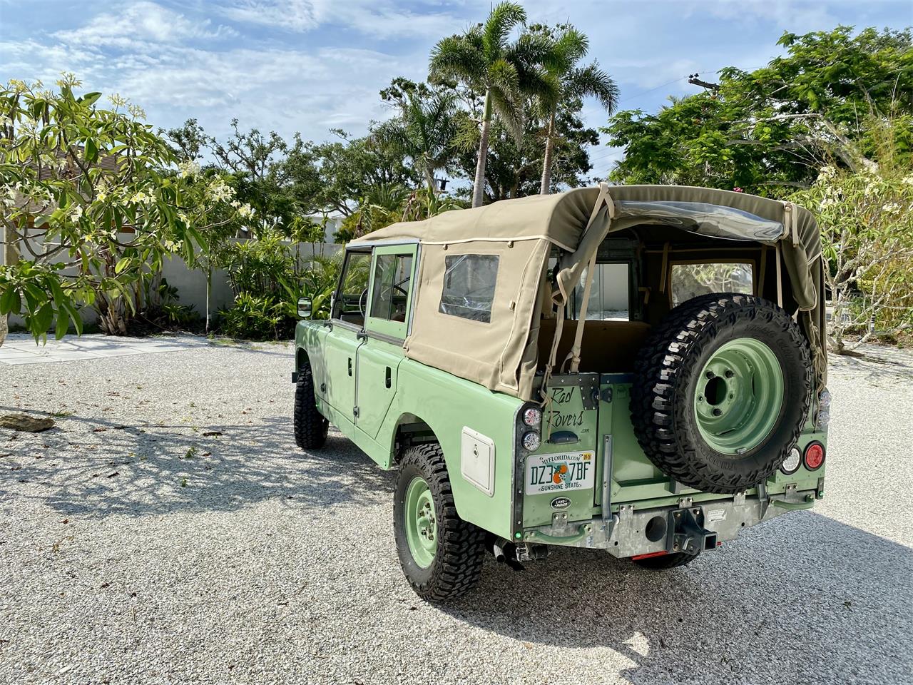Land-rover-Series-iia-1961-Green-Beige-4