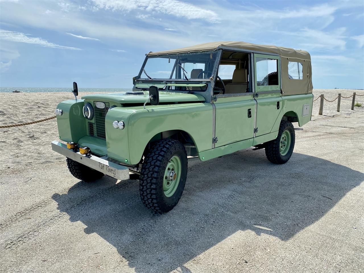 Land-rover-Series-iia-1961-Green-Beige