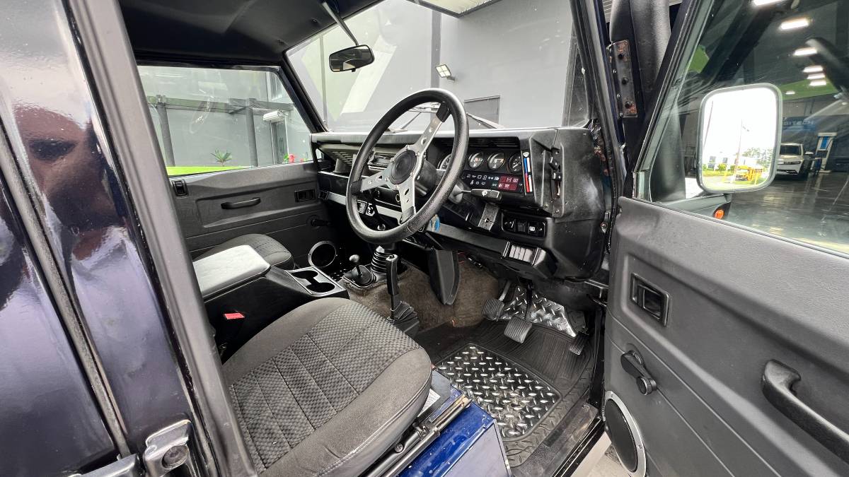 Land-rover-defender-110-diesel-1992-blue-6