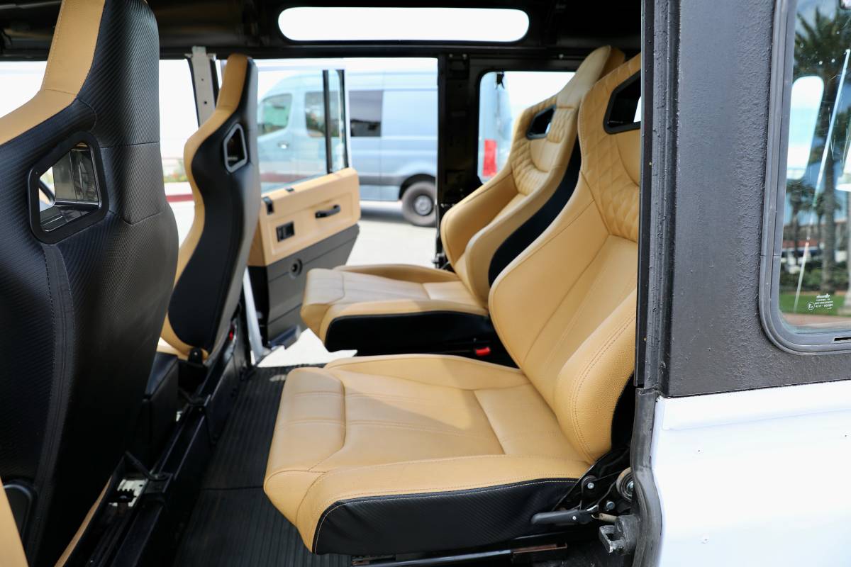 Land-rover-defender-110-diesel-1993-white-12