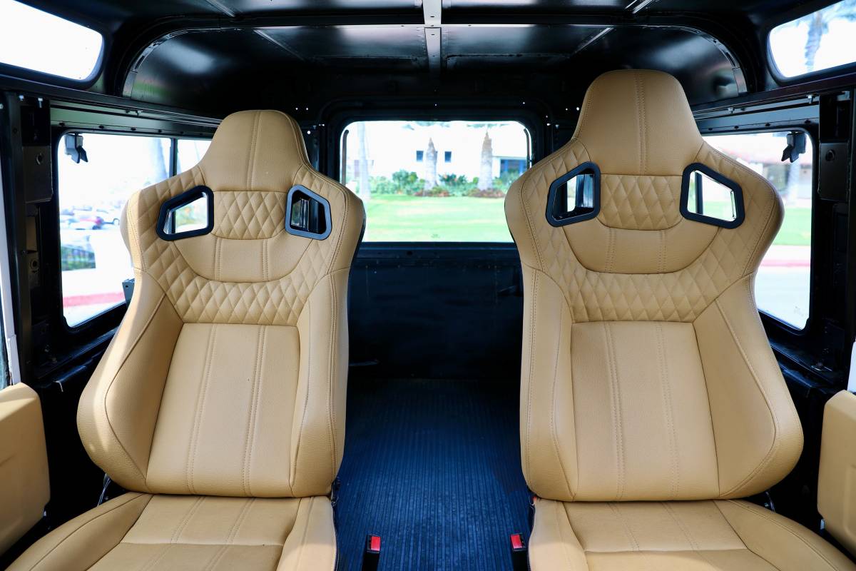 Land-rover-defender-110-diesel-1993-white-16