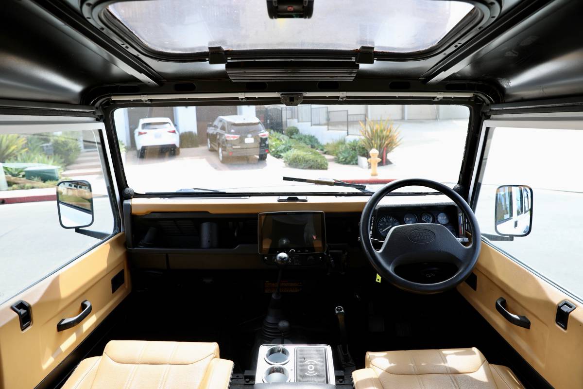 Land-rover-defender-110-diesel-1993-white-4