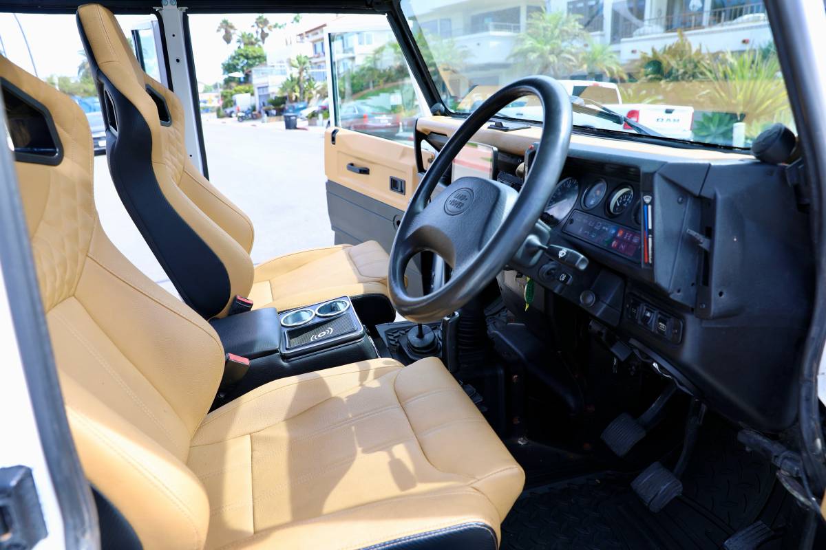 Land-rover-defender-110-diesel-1993-white-9