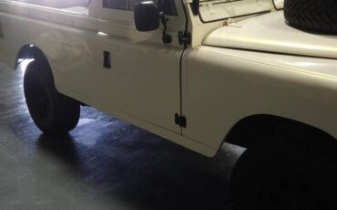 Land-rover-series-3-1972-white-1