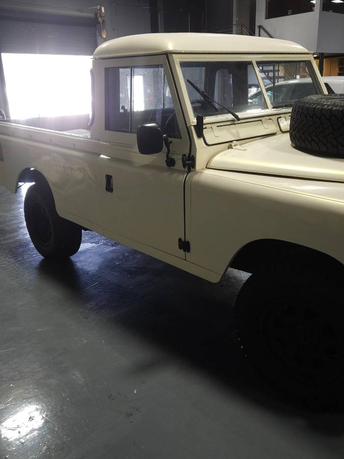 Land-rover-series-3-1972-white-1