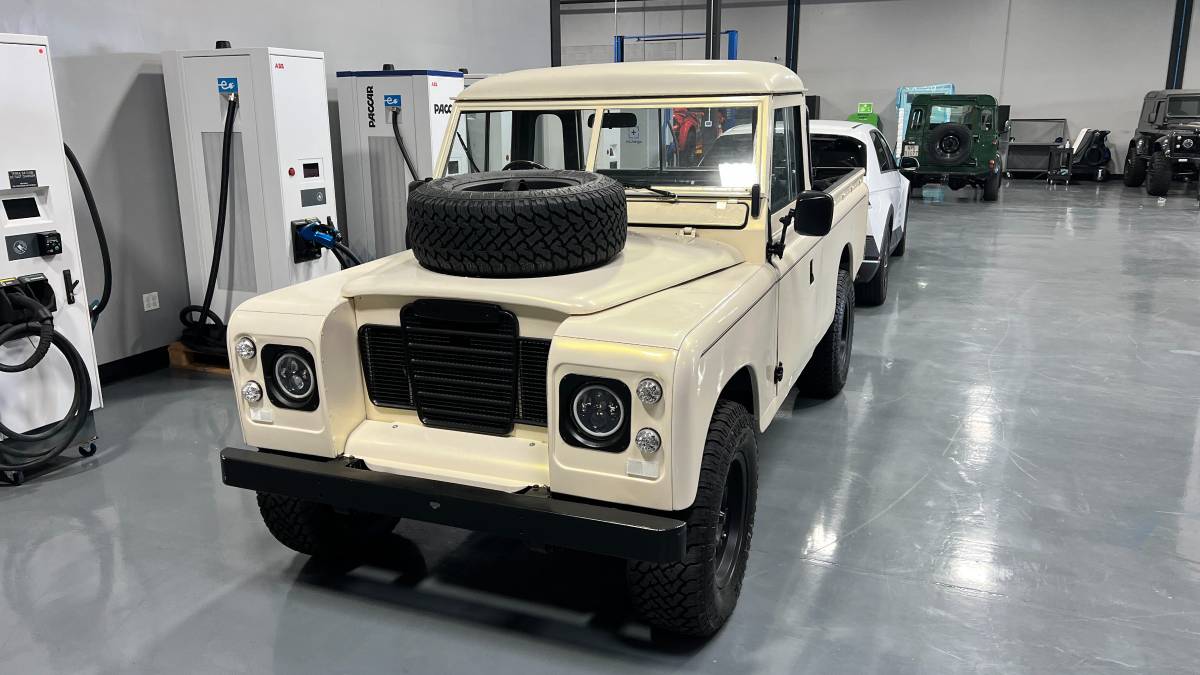 Land-rover-series-3-1972-white-10