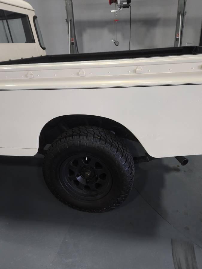 Land-rover-series-3-1972-white-2
